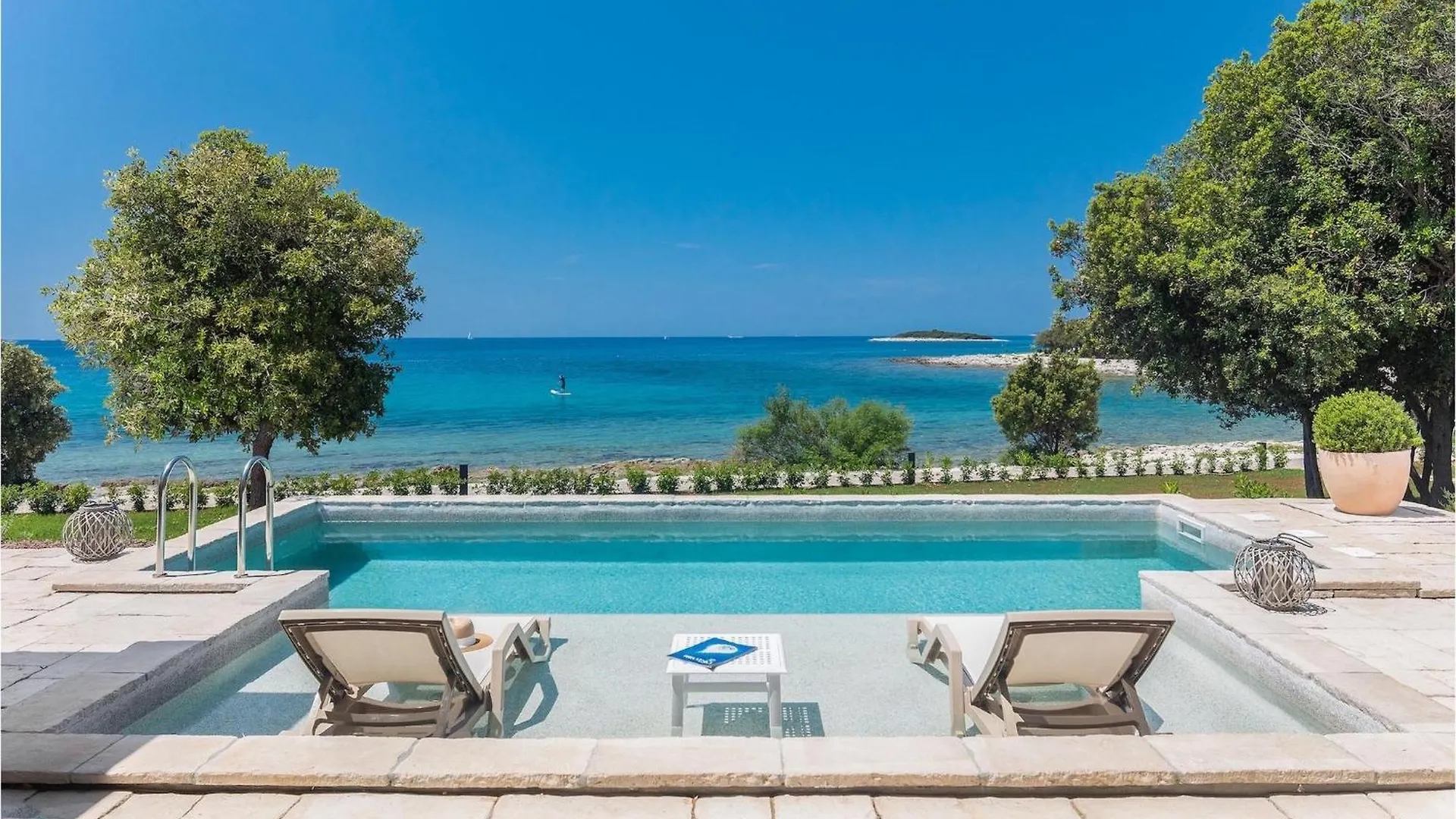 Luxury Beach Villas Porto Bus location